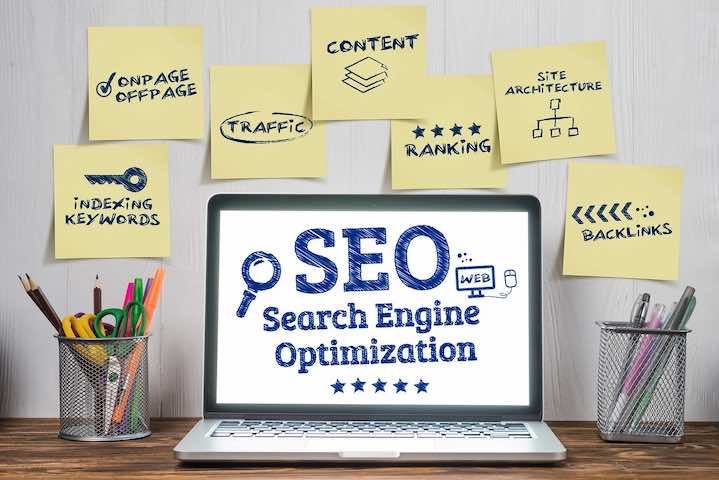 un ordinateur portable et une image SEO