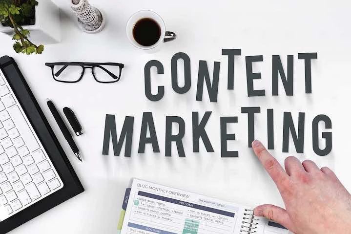 un bureau et un texte content marketing