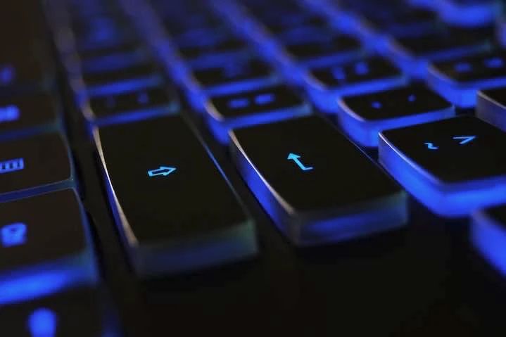 Un clavier d'ordinateur bleuté