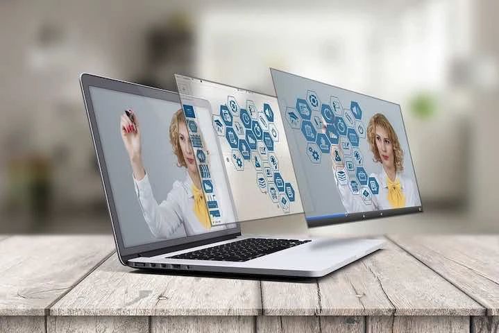 un ordinateur portable ouvert