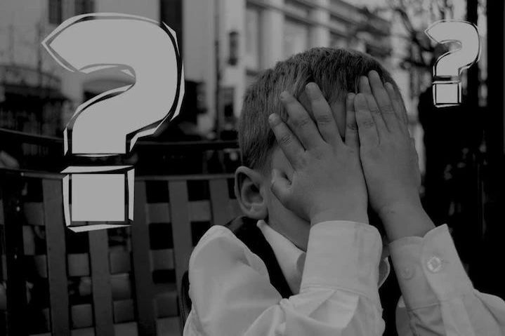 un écolier se prends la tête entre ses mains